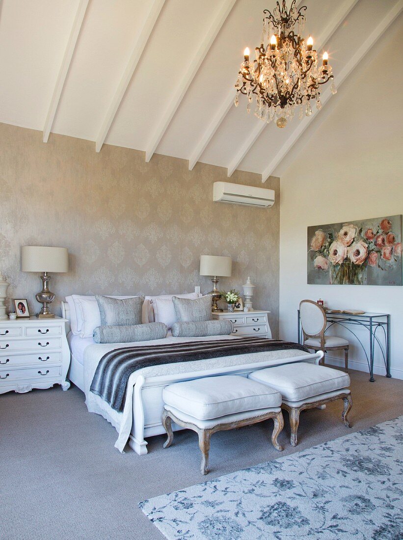 Glamouröses Schlafzimmer im französichen Stil unterm Dach