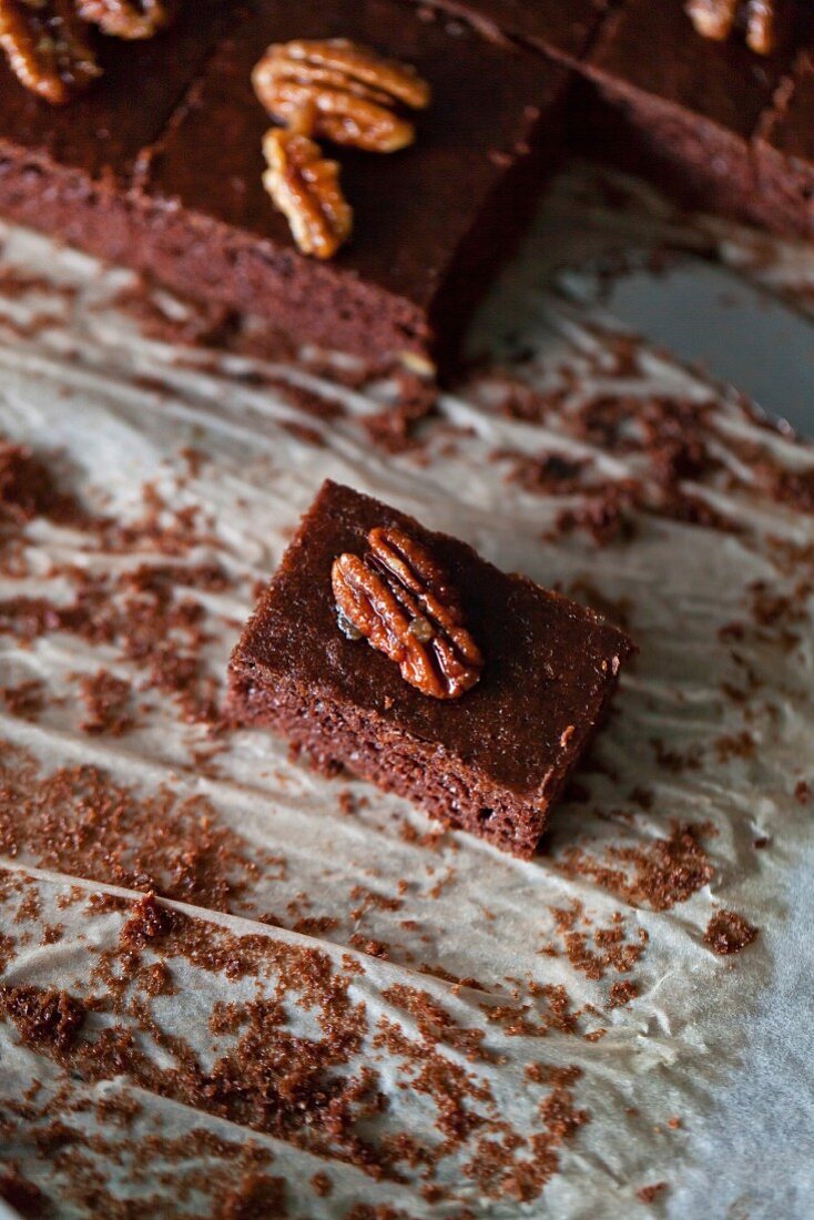 Chocolate brownies with caramelized pecans