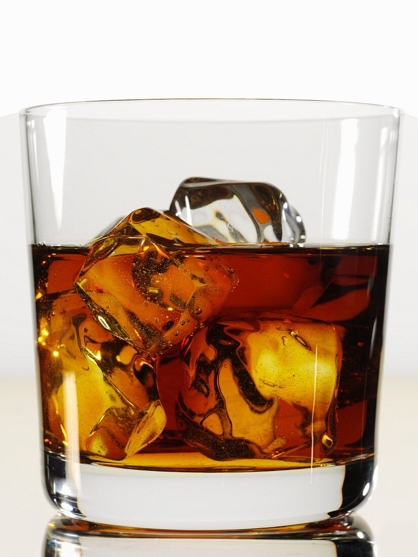 Ein Glas Whisky mit Eiswürfeln (Nahaufnahme)
