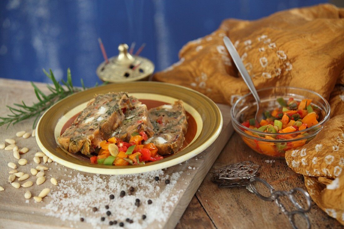 Spinat-Ziegenkäse-Kuchen mit Tomaten-Paprika-Relish