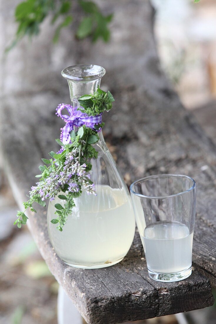 Limonade aus Orangenminze und Lavendel in Karaffe und Glas