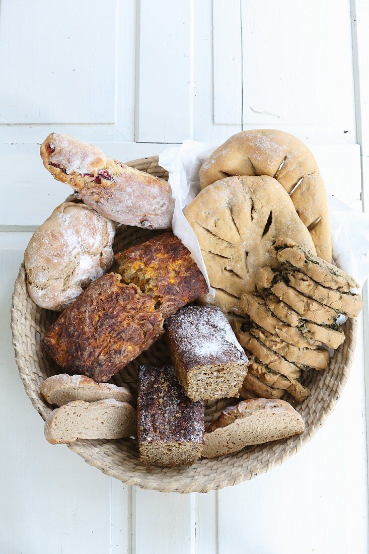 Verschiedene selbstgebackene Brote im Brotkorb (Draufsicht)