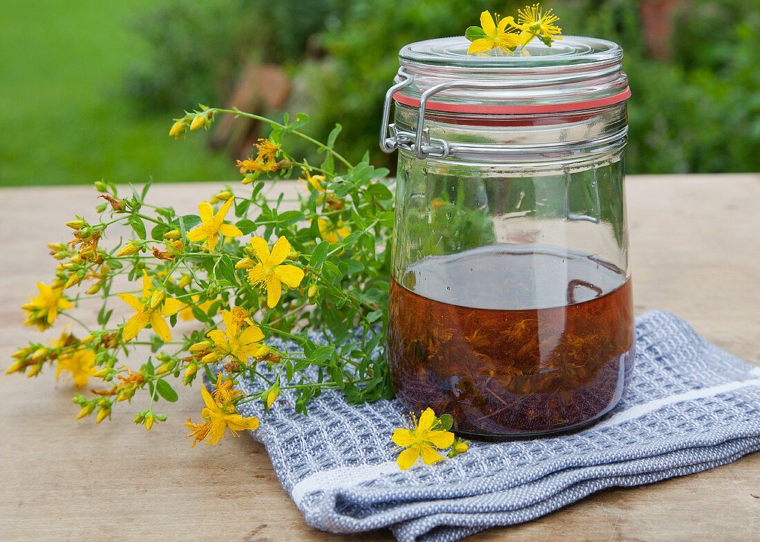 Selbstgemachtes Johanniskrautöl im Weckglas