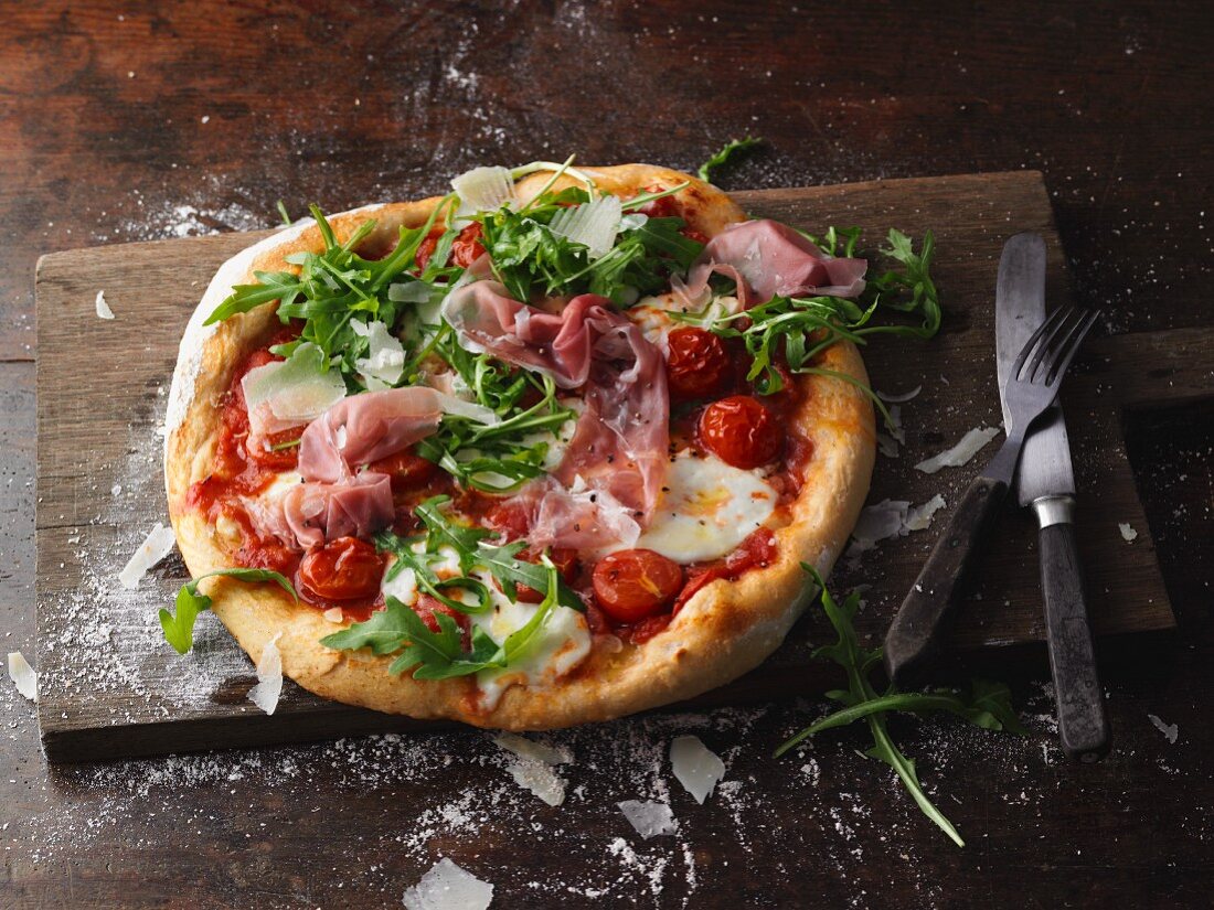 Pizza Parma mit Rucola und Kirschtomaten