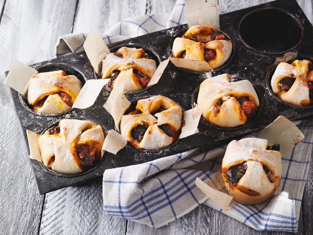 Savoury pizza muffins with spinach and bacon