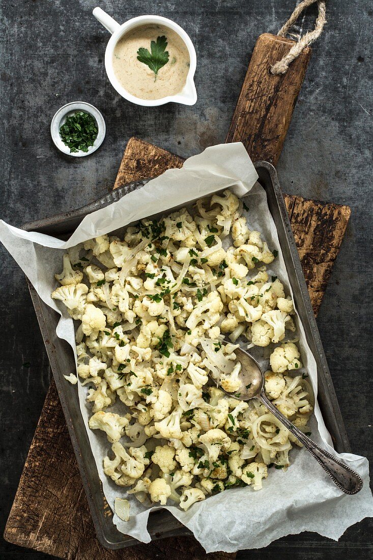 Blumenkohl im Ofen gebacken mit Petersilie und Hummus-Dip