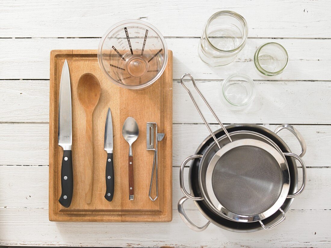 Kitchen utensils for making fruit sauce