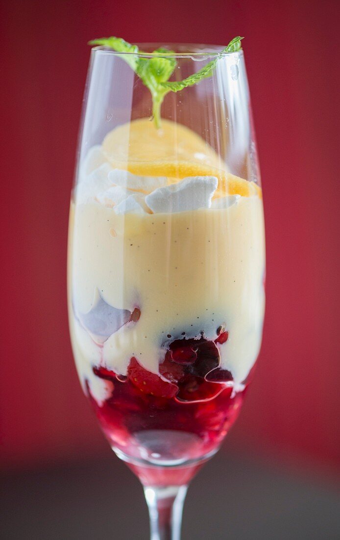 Trifle mit Custard in einem Glas serviert, aus einem Restaurant