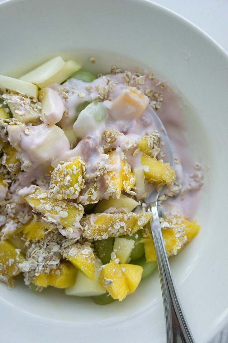 Müsli mit Haferflocken, Mango, Trauben und Äpfel