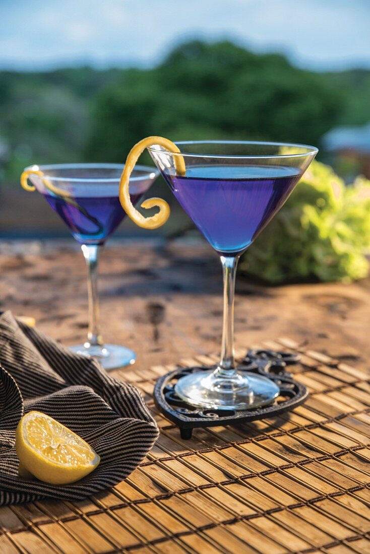 Blue Citrus Cocktails in Martinigläsern mit Zitronenzesten