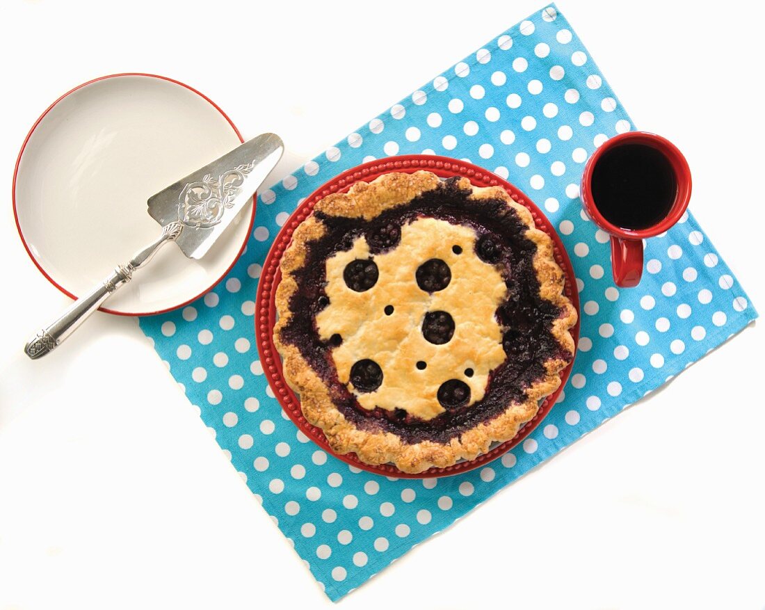 Blueberry Pie und Kaffee auf gepunktetem Tischset