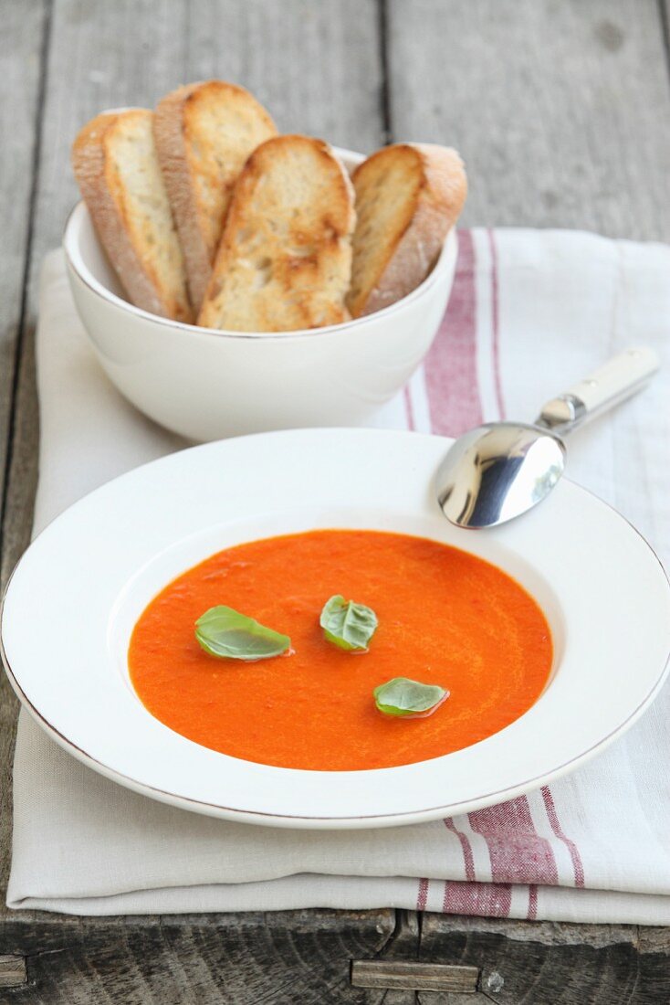 Tomaten-Paprika-Suppe mit Basilikum