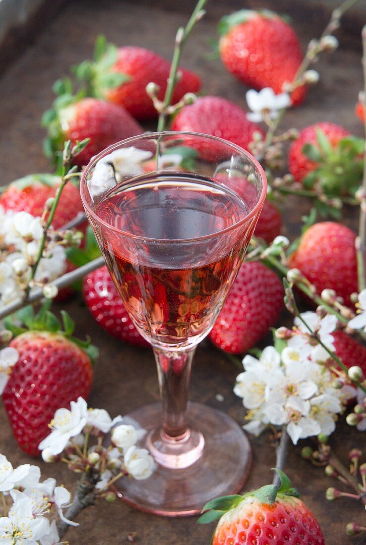 Erdbeerlikör zwischen Erdbeeren und Schlehenblüten