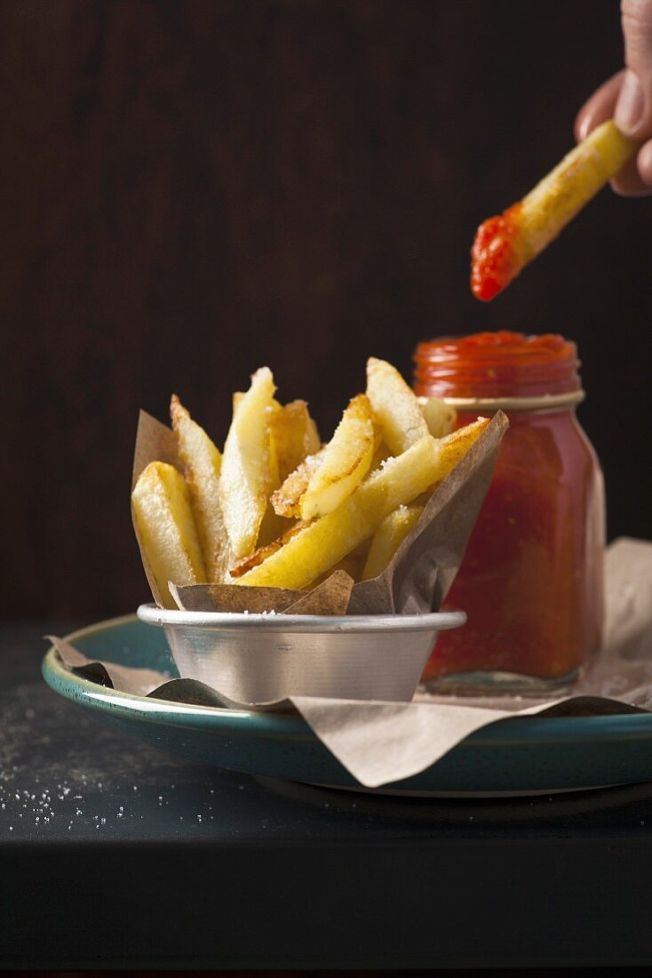 Pommes frittes in Ketchup dippen