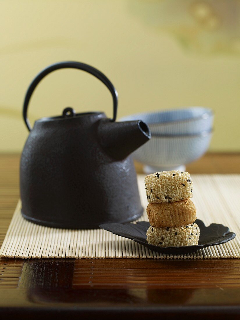 Teekanne und Klebreisbällchen mit Sesam (Japan)