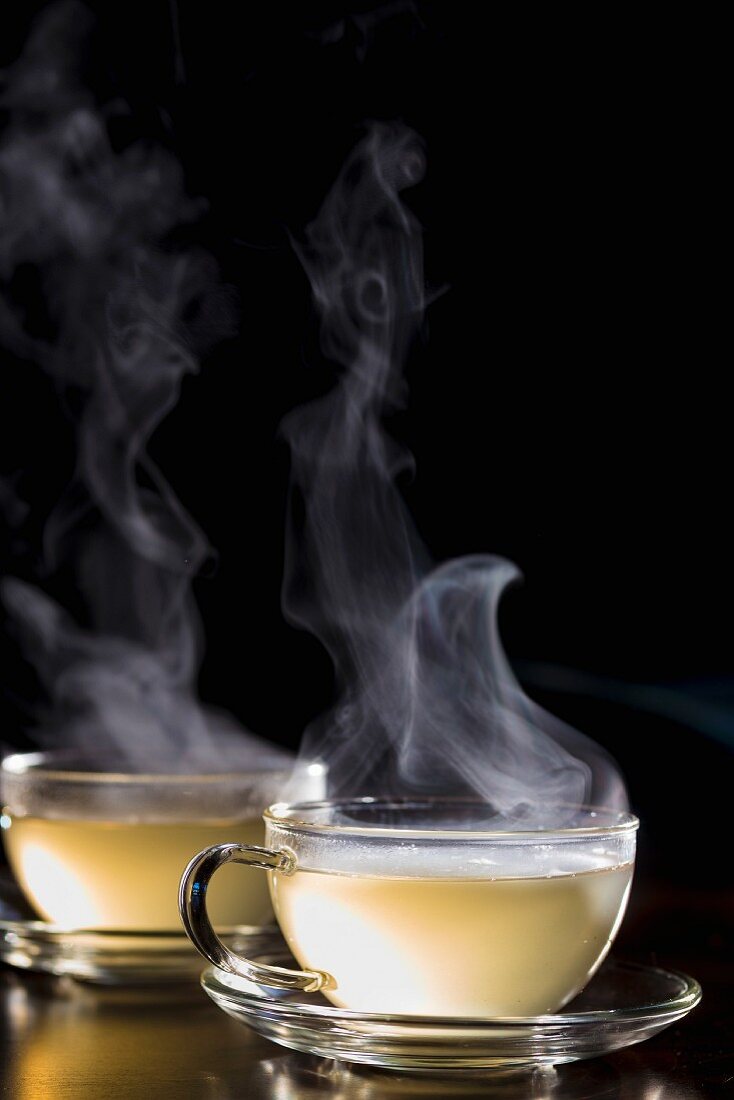 Detox-Tee in zwei Teetassen