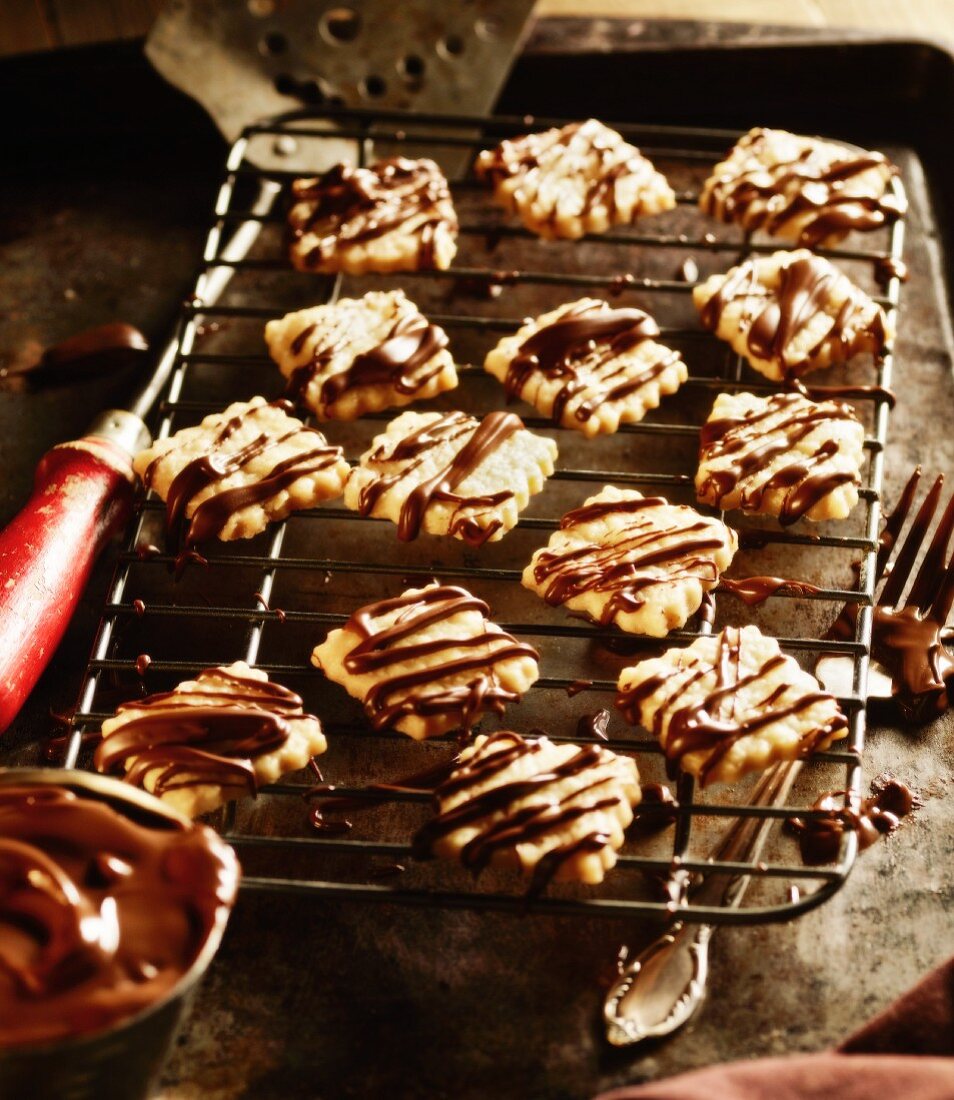 Selbstgemachte Shortbread Cookies mit Schokostreifen auf Abkühlgitter