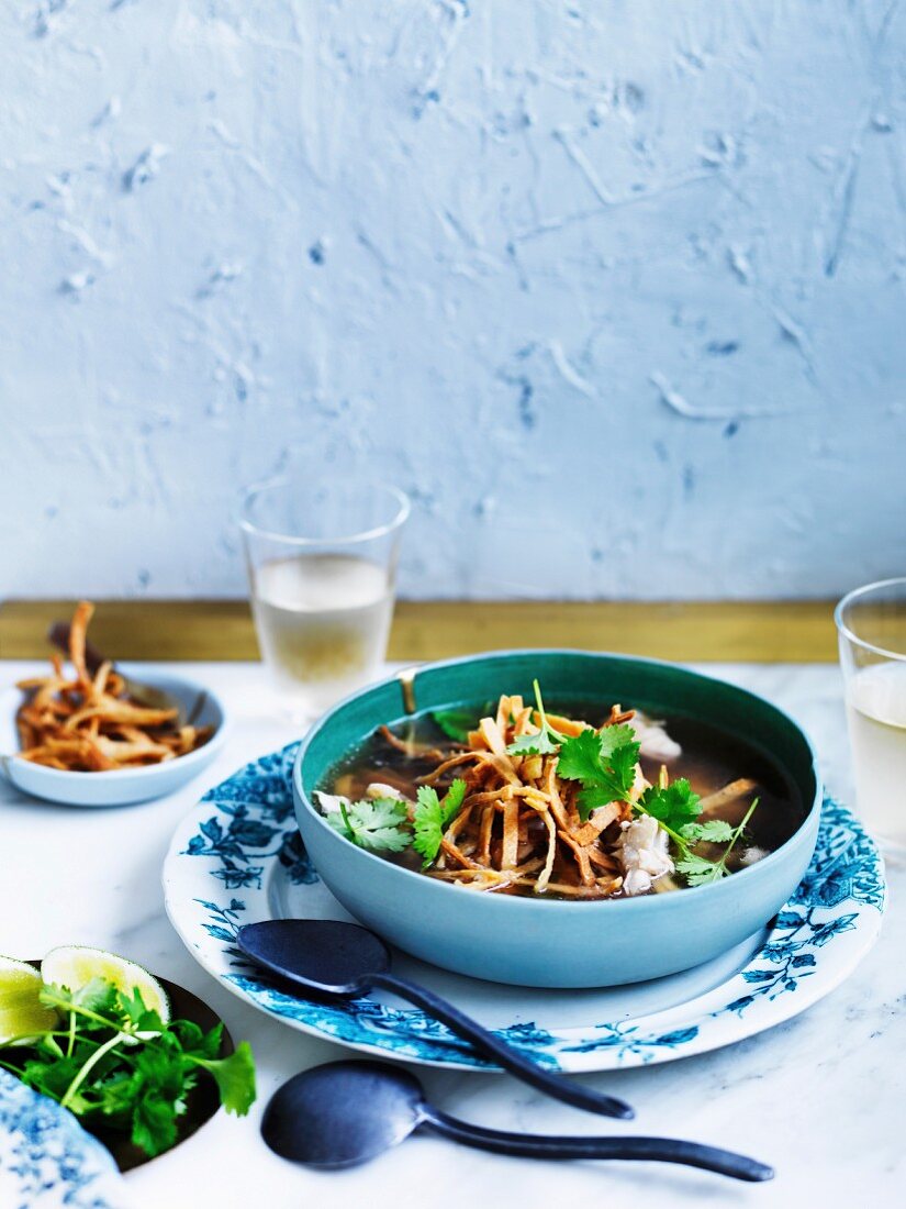 Mexikanische Tortilla-Suppe mit Huhn