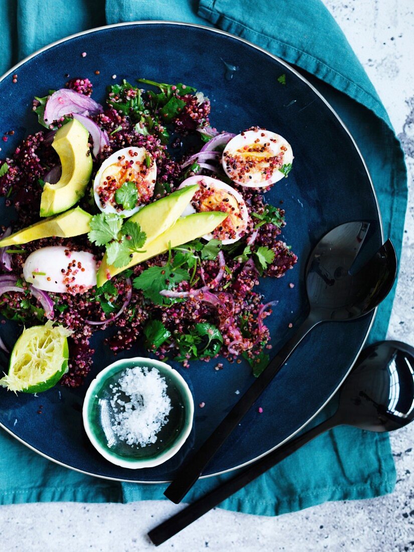 Rote-Bete-Quinoasalat mit Avocado und hartgekochten Eiern