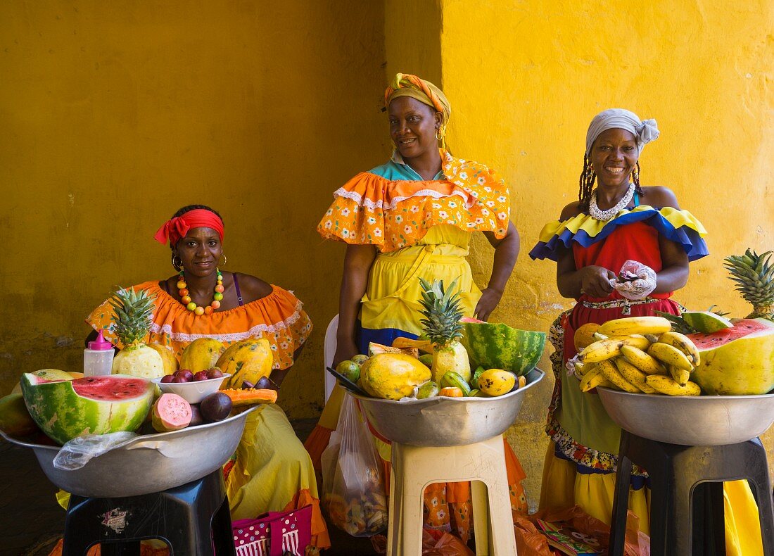 Frauen in traditioneller Tracht verkaufen Obst in Cartagena, Kolumbien, Südamerika