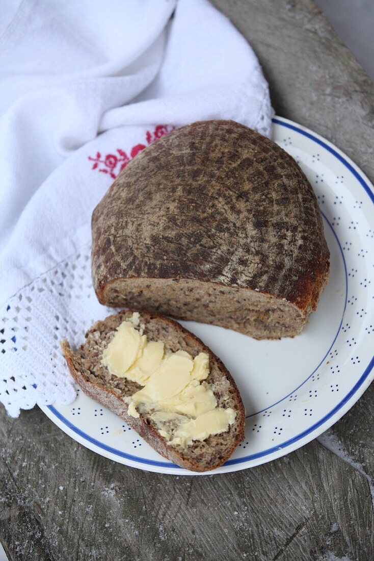 Holzofenbrot, angeschnitten und mit Butter