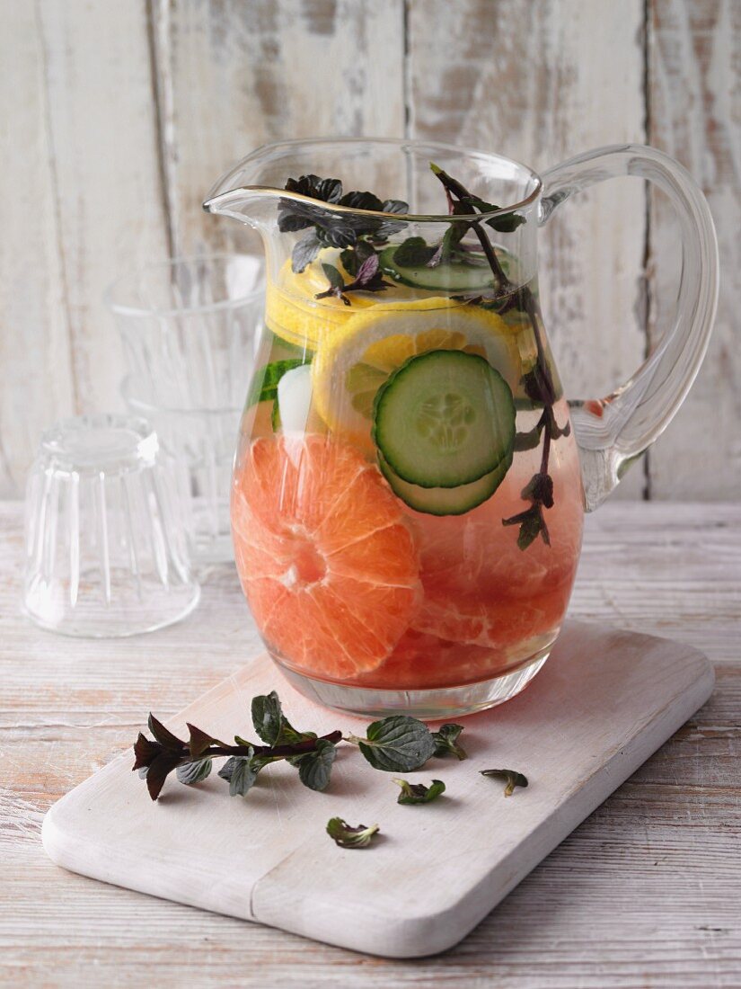 Belly-slimming detox water with cucumber, grapefruit and lemon