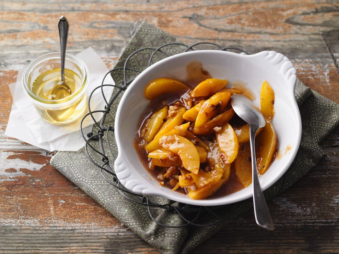 Gelbe Ghee-Pflaumen mit Haselnüssen und Zimt