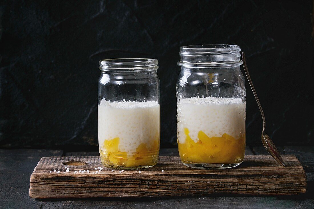 Gesunde Tapioka-Pudding mit Kokosmilch und Mango in Gläsern