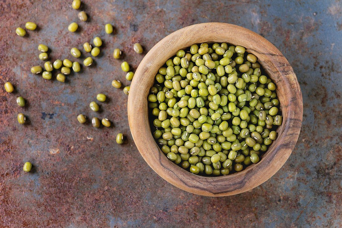 Superfood: Rohe Mungobohnen in einer Olivenholz-Schüssel