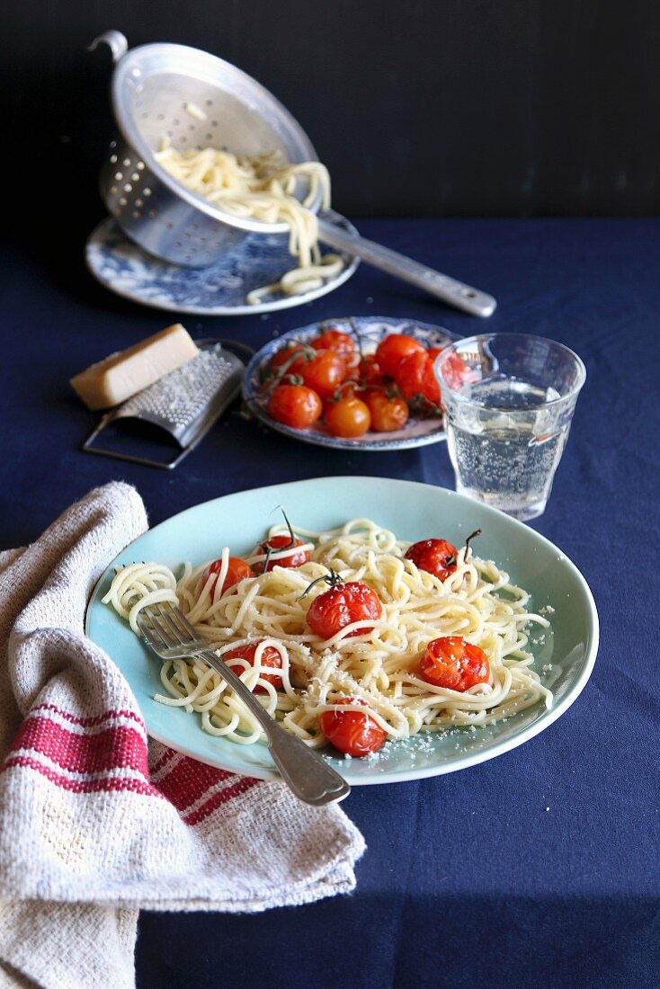 Spaghetti mit gerösteten Kirschtomaten und Parmesan