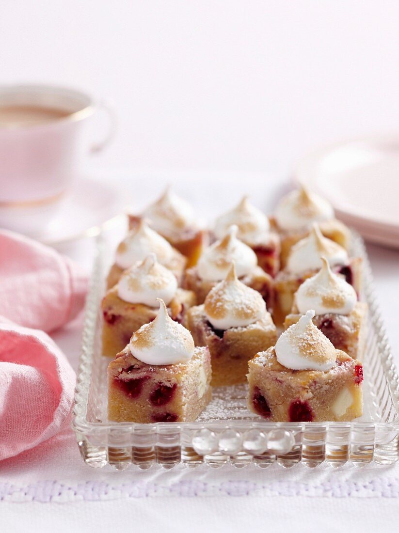 Blondies mit Himbeeren, weißer Schokolade und Baiserhaube