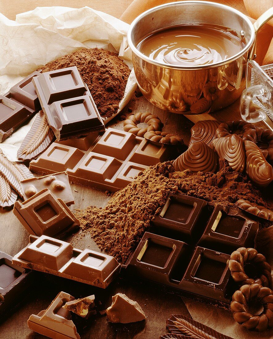 Schokoladenstilleben mit Schokoladenstücken, Kakao