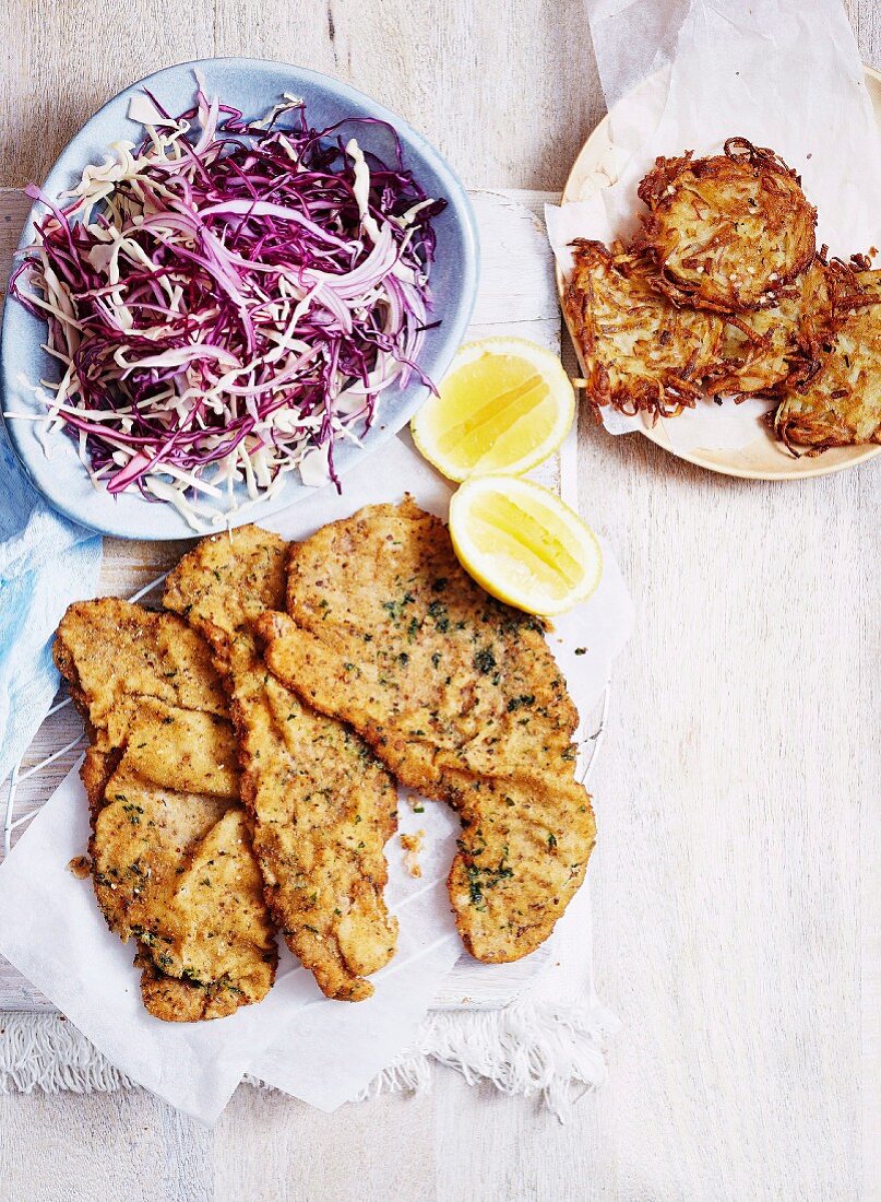 Kalbsschnitzel marokkanische Art mit gemischtem Kohl und Rösti