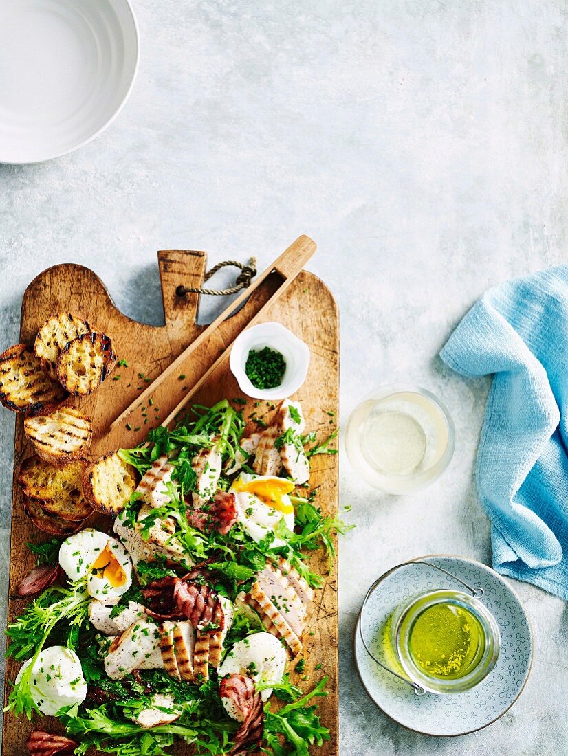 Salat mit Grillhähnchen, Bacon und pochiertem Ei