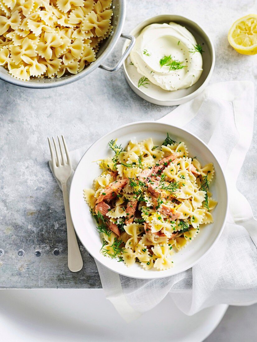 Nudelsalat mit Forellenfilet, Zitrone und frischen Kräutern