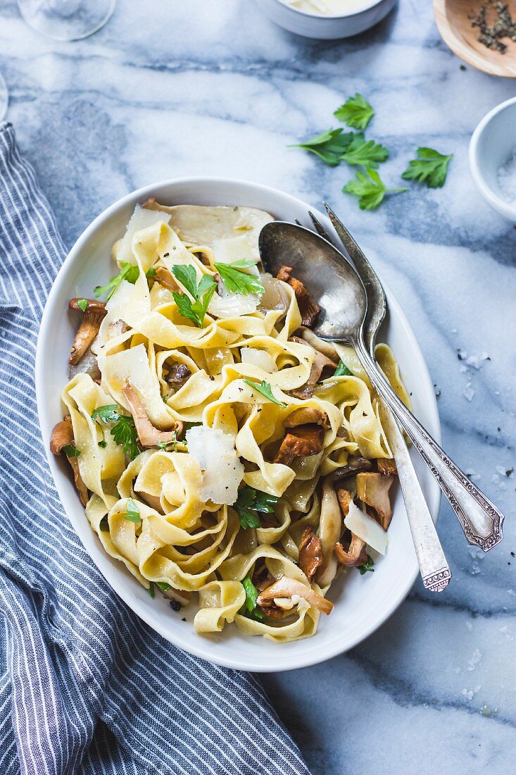 Tagliatelle with mushrooms and herbs