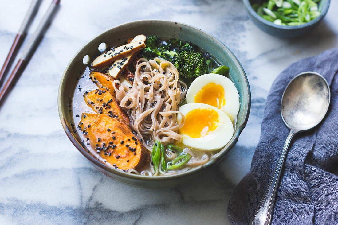 Suppe mit Ramennudeln und gekochtem Ei