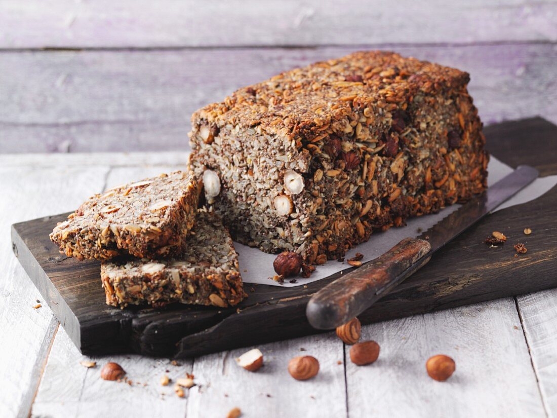 Haselnuss-Chia-Brot mit Leinsamen