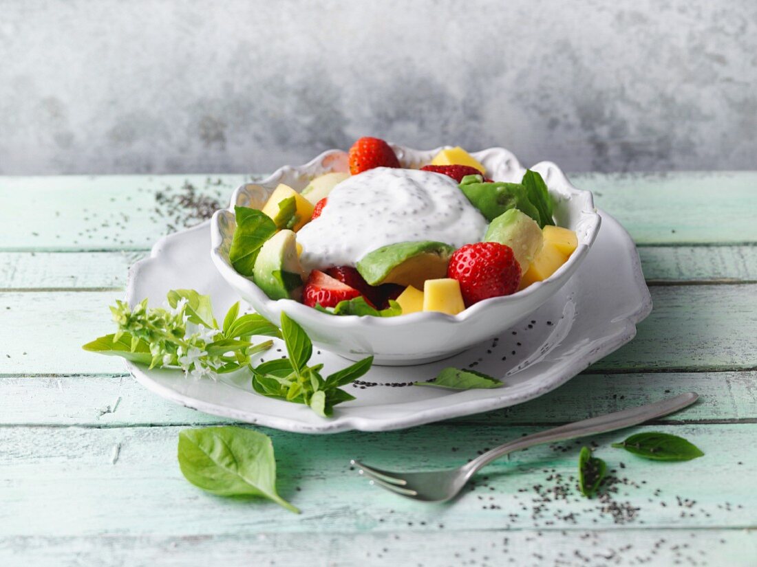 Avocado-Obst-Salat mit Chia-Joghurt und frischem Basilikum