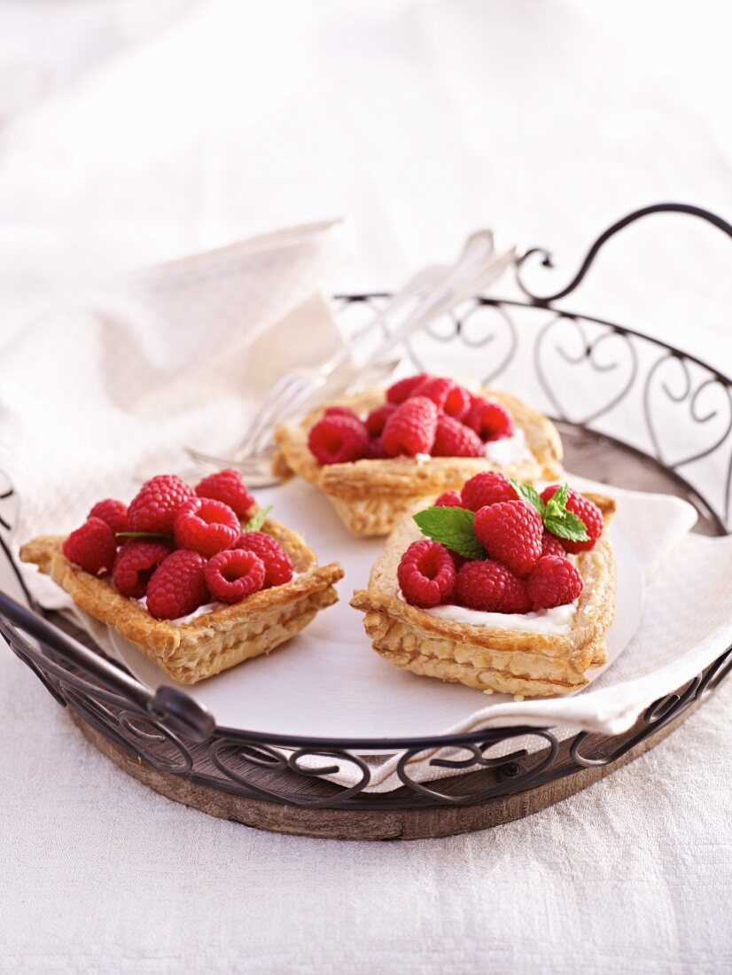 Puff pastry tarts with raspberries