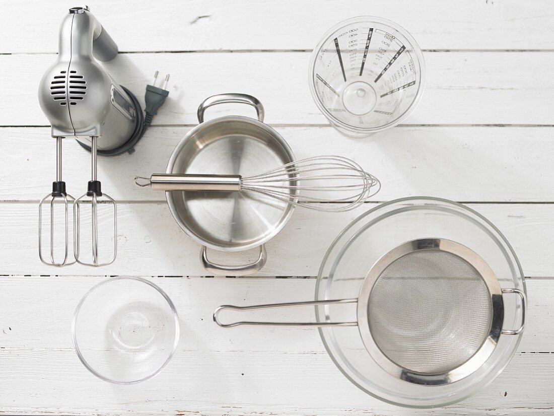 Kitchen utensils: handmixer, pot, whisk, strainer, glass dishes