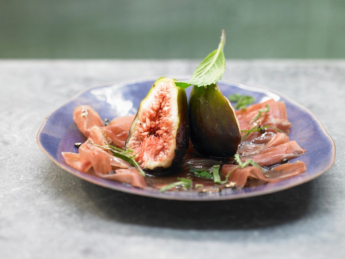 Figs with Parma ham, honey and mint