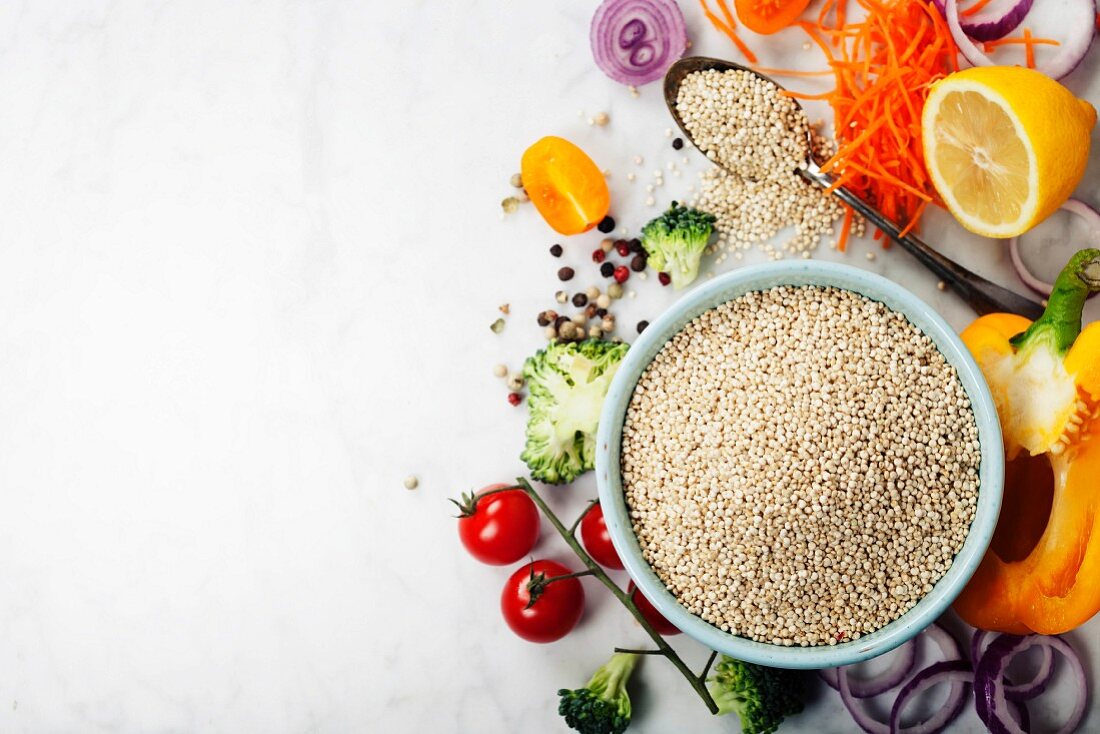 Quinoa, frisches Bio-Gemüse und Obst