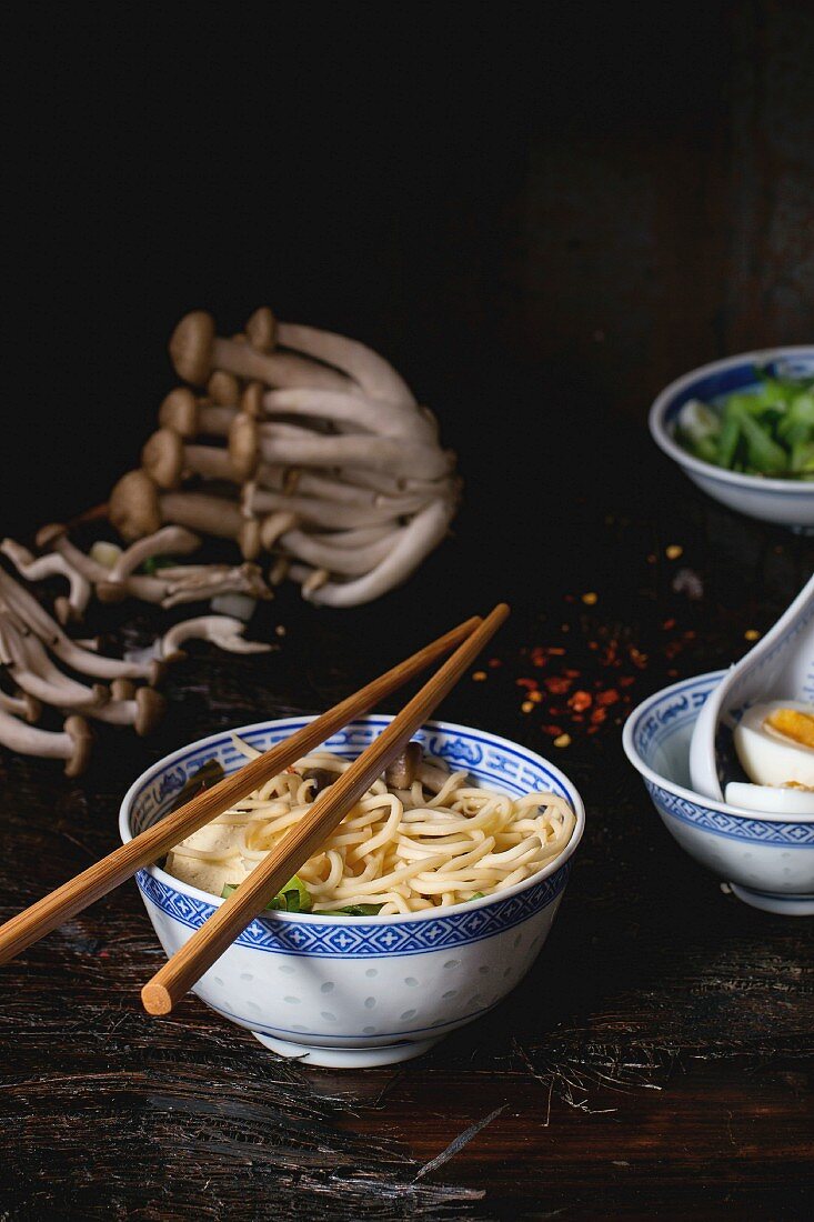 Ramen-Suppe mit Feta, Frühlingszwiebeln und Pilzen in Schälchen (Asien)