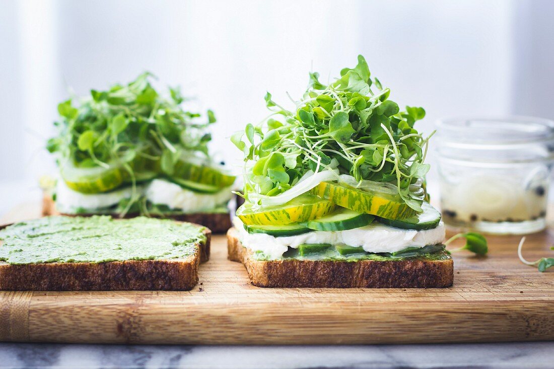 Grüne Gemüse-Sandwiches mit Tomaten, Gurke, Kresse und Salat