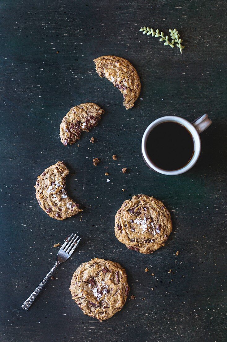 Chocolate Chip Cookies mit Meersalz auf schwarzem Untergrund