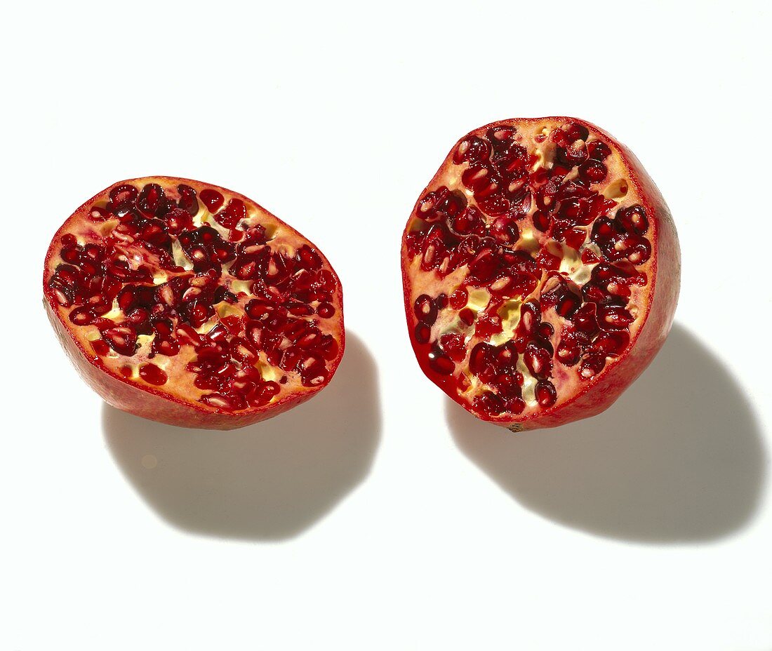 Granatapfel, in zwei Hälften geschnitten