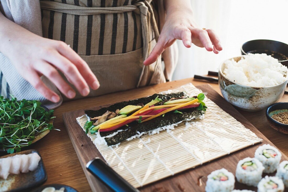 Sushi zubereiten: Aufrollen mit Bambusmatte