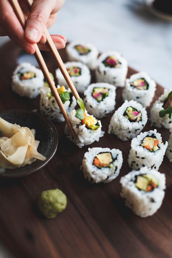 Uramaki-Sushi mit eingelegtem Gemüse