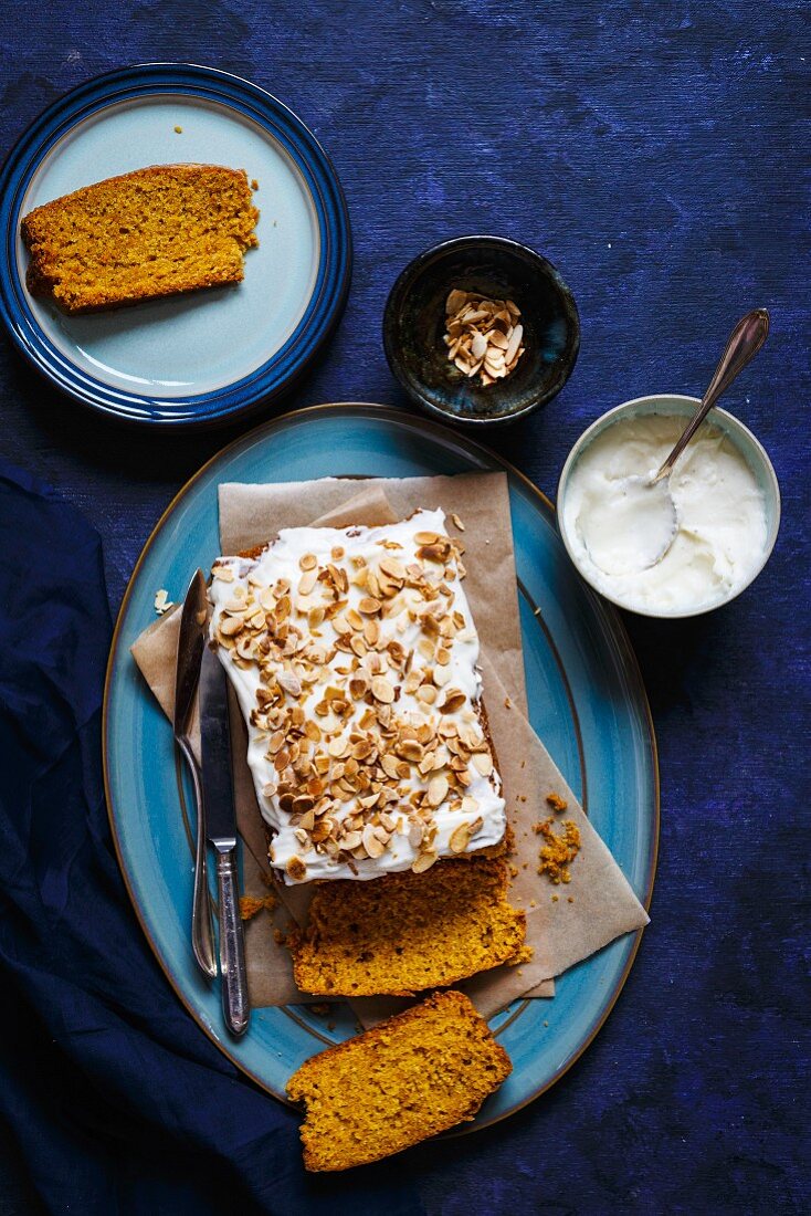 Karottenkuchen mit Kardamom, Frischkäse-Frosting und gerösteten Mandeln